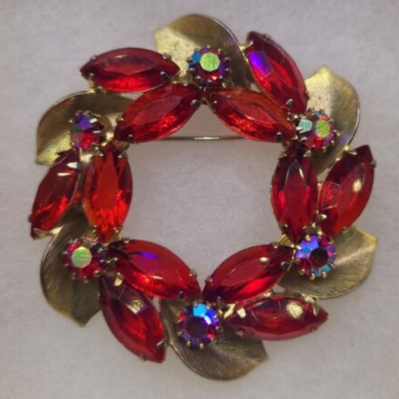 Vintage Juliana Red and Gold Wreath Brooch w/ Aurora Borealis - Picture 4 of 7